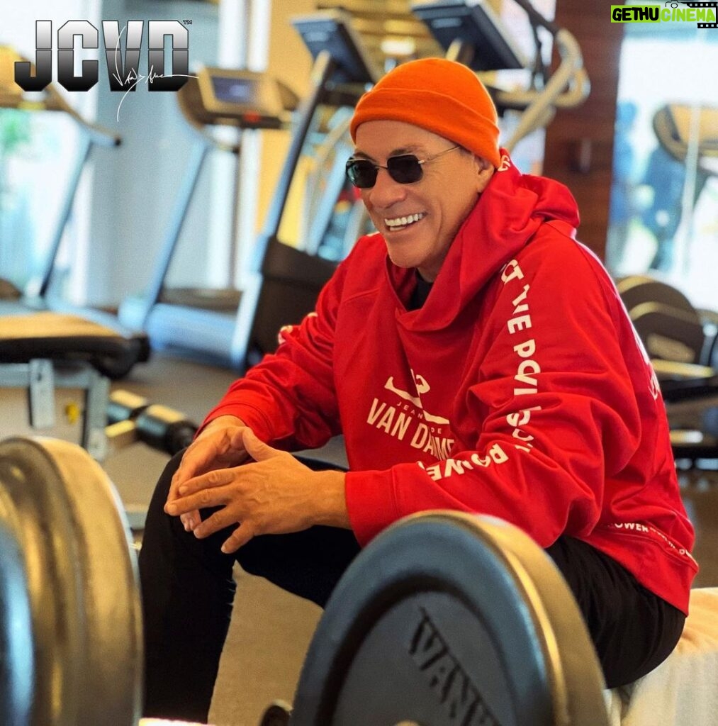 Jean-Claude Van Damme Instagram - Hey guys👋🏼 I’m happy to present my new JCVD collection Link in bio 😎👊🏼 #jcvd #gym #clothes