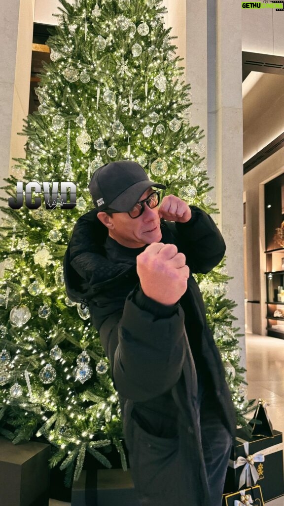 Jean-Claude Van Damme Instagram - Happy Holidays my friends 🎅🏼🎄🎁 My best wishes to you and your families 🙌🏼✨💫#jcvd #vandamme #christmas #happy #love #family