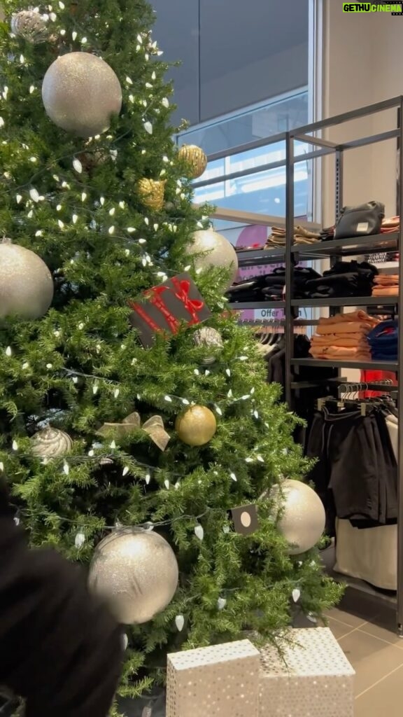 Jean-Marc Généreux Instagram - Profitez des soldes d’après-Noël dès maintenant sur la boutique en ligne et en boutiques 🤩 Ouverture des portes à 13h00! C’est le moment de vous procurez vos marques préférées à petit prix ✨ Greater Montreal