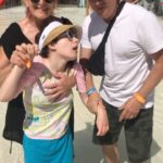 Jean-Marc Généreux Instagram - Journée en famille ! @superaquaclub avec la Cocotte @francemousseau1 ….#photobomb de @cynthia_priscillaa ! Sans oublier ma casquette @m2boutiques pour me protéger du 🌞😁😎