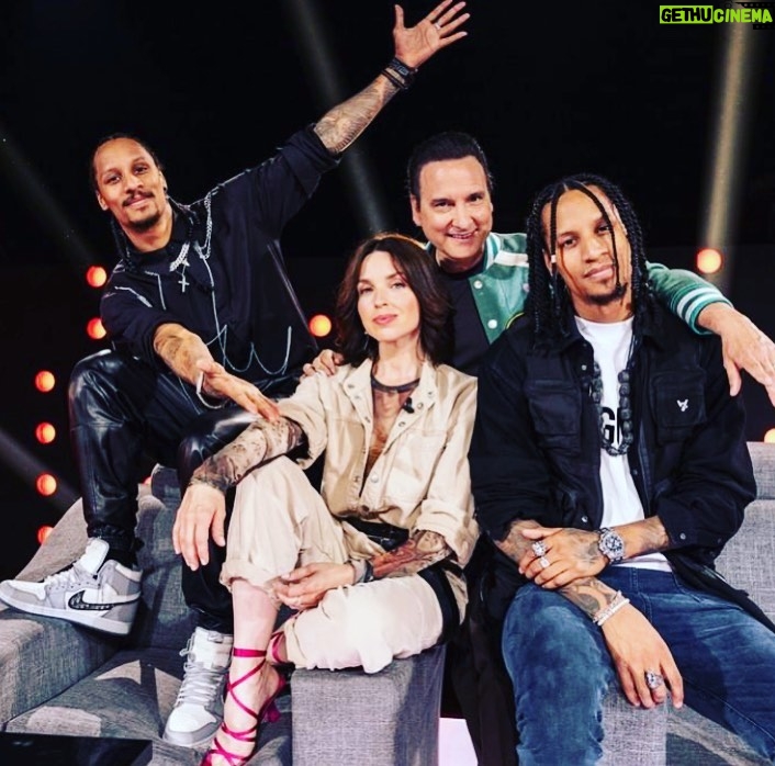 Jean-Marc Généreux Instagram - Ohlala Chihuahua…We are BACK!!! Nous serons de retour!!! @lydiabouchardofficiel @lestwinson @lestwinsoff & @sarahlabrosa pour la saison 4 de @revolutiontva Merci @groupefairplay & #quebecorcontenu de nous avoir créé cette tribune, indispensable pour l’essor de la danse au Québec. @villeneuve.guy @dallairemarie20 @metiv77 @sammaurin @miramoisan Et @m2boutiques & @m2generation Vive Révo et Vive la Danse TVA - Montréal