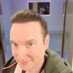 Jean-Marc Généreux Instagram - Aujourd’hui tournage @revolutiontva saison 5 avec @sarahlabrosa @lydiabouchardofficiel @melcharlot !!! Les danseuses et danseurs sont au 🔝!!! Ce qui rend notre travail est incroyable difficile mais Tellement enrichissant. C’est un RDV dès le 17 sept @tvareseau OhlalaChihuahua ♥️
