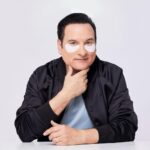 Jean-Marc Généreux Instagram - « Je voulais donner de l’amour​ à ma peau. Je me suis donc​ allié à la créatrice de soins​ par excellence au Québec et probablement dans le monde, @karine_joncas. » - @jmgenereux Retrouvez les favoris de Jean-Marc Généreux dans les pharmacies participantes partout à travers le Québec ! 💙