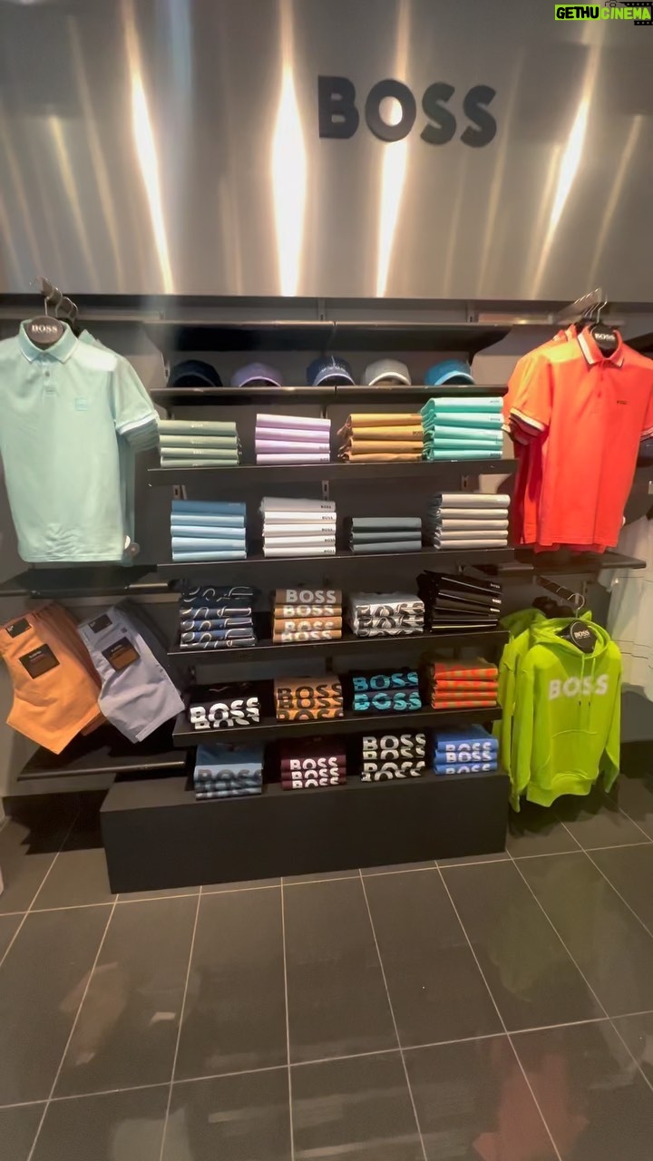 Jean-Marc Généreux Instagram - Le printemps est arrivée chez @m2boutiques 🤩 Et j’ai eu un méga coup de cœur pour leurs t-shirts colorés de la collection BOSS! Parfaits pour ajouter un POP de couleurs à votre tenue 🧡💙💚💜 Pour hommes et femmes, des vêtements pour toutes les occasions! #monm2 #m2boutiques #springcollection2023