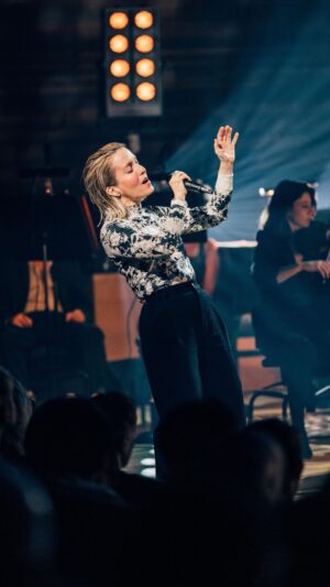 Jeanne Added Instagram - On ne sait pas vous, mais nous on ne s’est toujours pas remis de la création “Sensational Symphony” de Jeanne Added avec l’Orchestre Philharmonique de Radio France, arrangée par Dan Levy 🎻

📻 Pour réécouter les concerts, rendez-vous en bio 

📸 @mathieufoucher 
🎥 @studiovolume.fr 

📣 @radiofrance
🎶 @jeanneadded @philharmoniquederadiofrance @danlevy 

#HyperweekendFestival #HWF #radiofrance