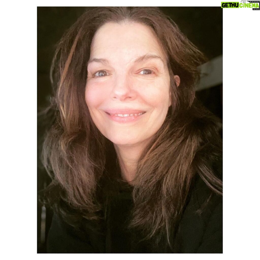 Jeanne Tripplehorn Instagram - Hello, yeah, it’s been awhile.⁣ Not much..⁣ How ‘bout you?⁣ ⁣ 👋🏻⁣ ⁣ #englanddan&johnfordcoley🤷🏻‍♀️