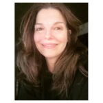Jeanne Tripplehorn Instagram - Hello, yeah, it’s been awhile.⁣ Not much..⁣ How ‘bout you?⁣ ⁣ 👋🏻⁣ ⁣ #englanddan&johnfordcoley🤷🏻‍♀️