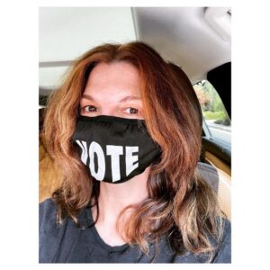 Jeanne Tripplehorn Instagram - Mask ✅ Vote ✅  Call hair salon ✅⁣
⁣
⁣
⁣
#vote #voteearly