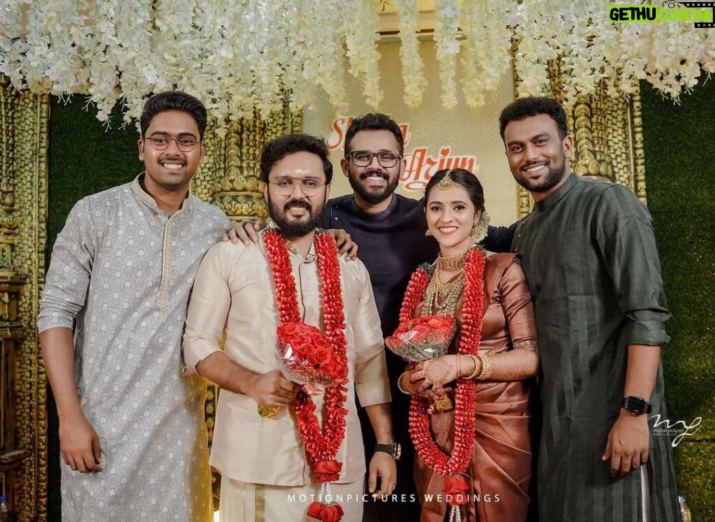 Jeevan Mammen Stephen Instagram - Nammal ❤️😍 . . . . 📸: @motionpictures_weddings #family #besties #love #happiness Guruvayoor Temple - Kerala