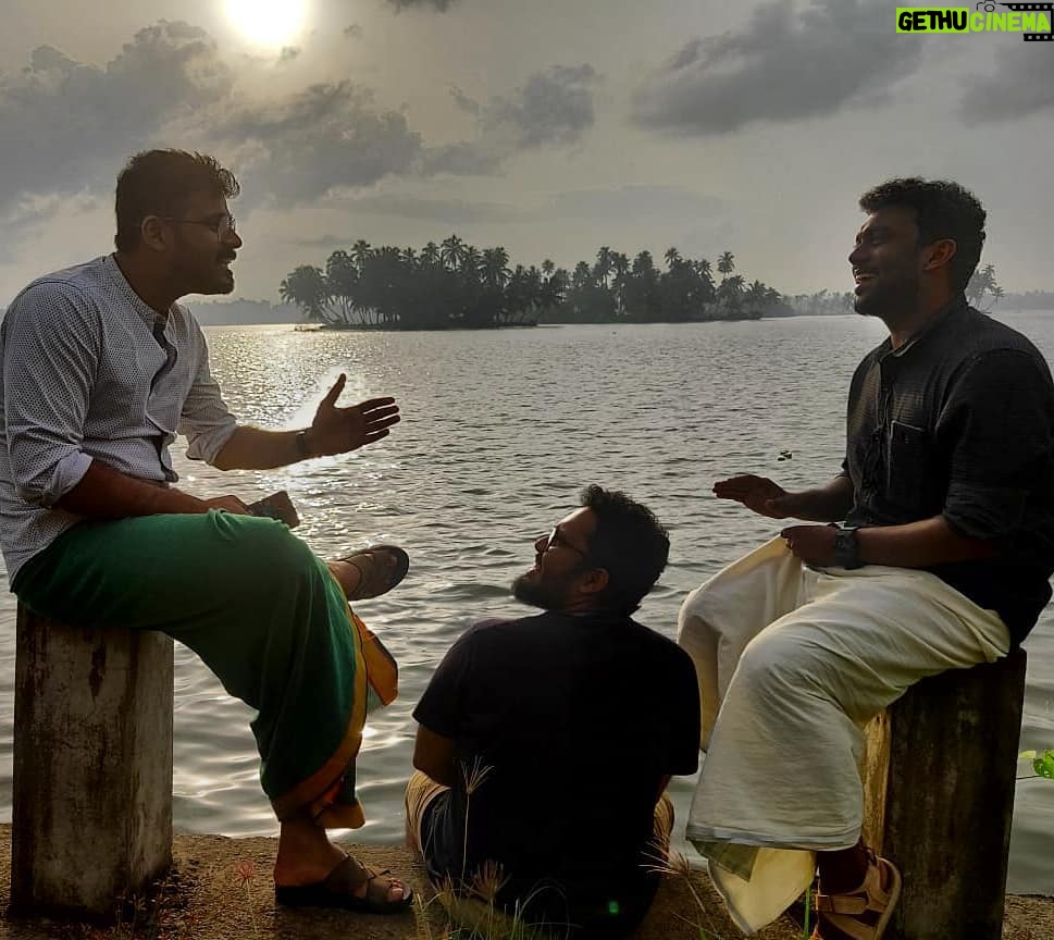 Jeevan Mammen Stephen Instagram - Kandal candid aanu ennu thonunna oru chithram 😁.. pic courtesy @neerajmrp #cherai #sundayfunday #morningvibes #scenery #sunrise
