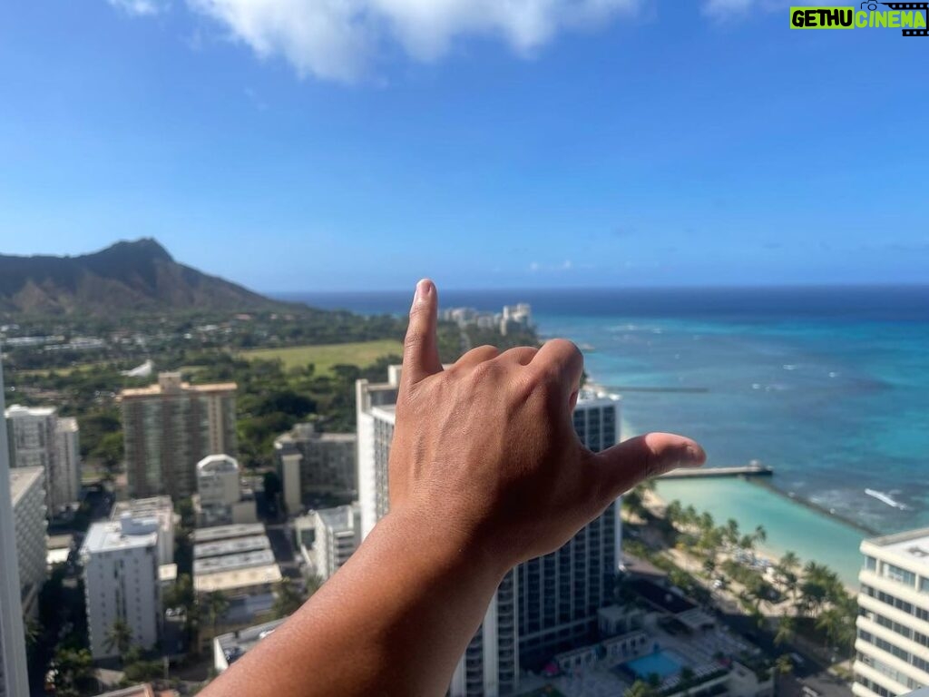 Jeffrey Cobb Instagram - To all my friends and family I got to see and all the food I got to eat…. Thank you and I love you all! Now that vacation is over, it’s time to get back on the grind! And to all those that I didn’t get to see, I’ll be back, I promise!!! #JeffCobb #Hawaii #Vacay #Vacation #Home #ComingHome #GotSomeSun
