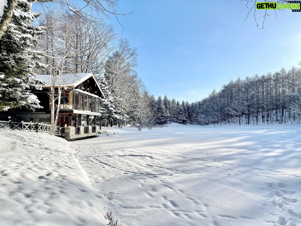 Jeffrey Cobb Instagram - Happy belated New Year to you all…. Stay safe and be warm… until then, enjoy me freezing in Hokkaido! #JeffCobb #AdventuresOfThatBrownGuy #HappyNewYear #Snow #Hokkaido #RestAndRecovery #VacationStay #AdventuresInJapan🇯🇵 NIDOＭ