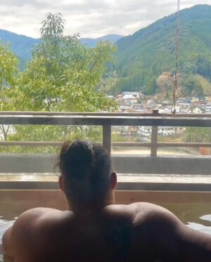 Jeffrey Cobb Instagram - Back to work 🤙🏽🤙🏽🤙🏽 #JeffCobb #SmellTheRoses #SPLX #NJPW #AdventuresOfTheBrownGuy #OnsenLife #AllTheLeavesAreBrown #HappyCobb