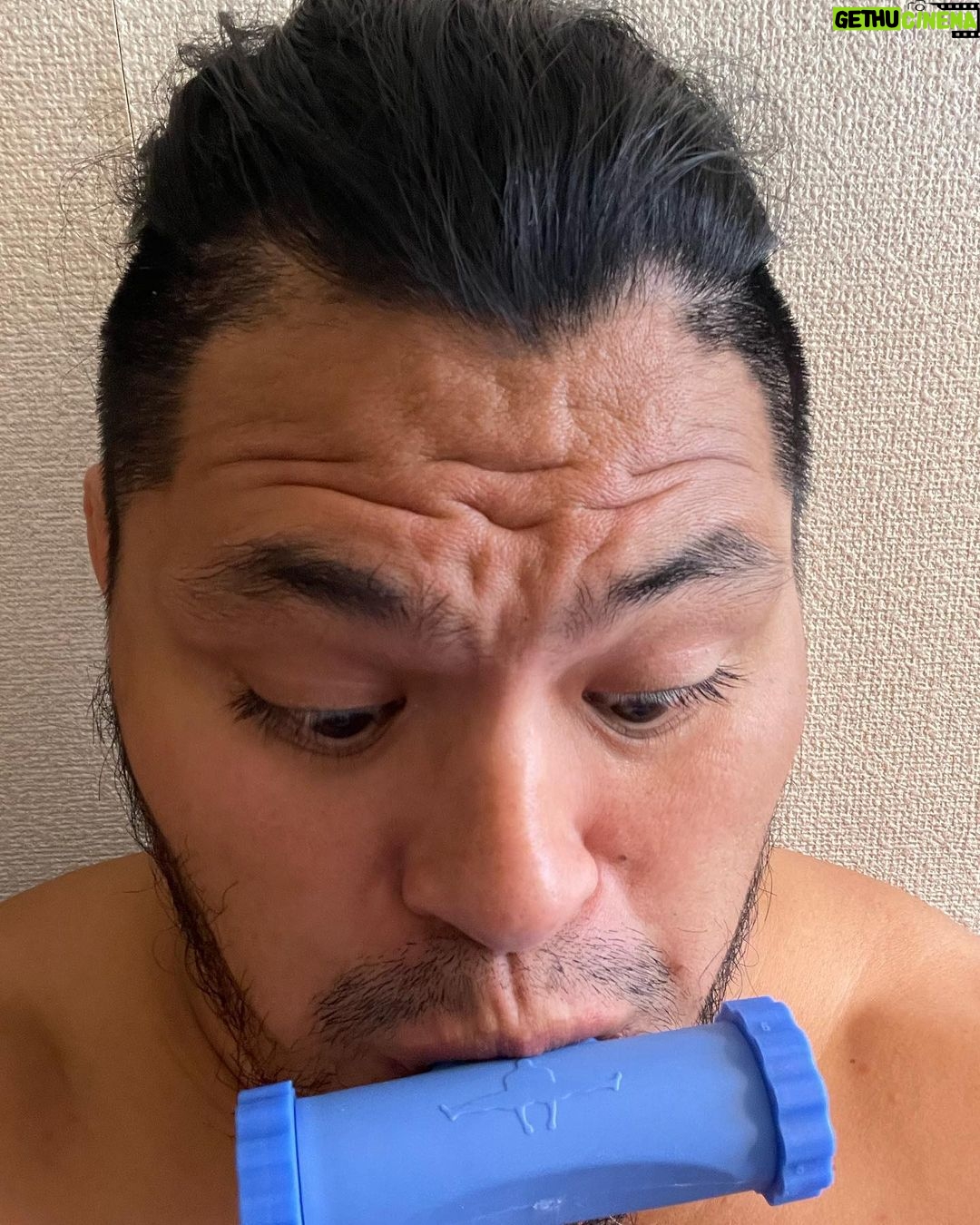 Jeffrey Cobb Instagram - Man, I am dying here! But in a good way! A few days doing this in the morning is a great way to start my day, and only 5 min and under…… yeah I started on #5, I played with like 2/3 when I first got it…. Big mistake, start lower and work your way up! Same as ego lifting hahahaah thank you again to @basruttenmma @o2trainer @famousbouncers ps…….. am I supposed to be sweating or is that just me?!?!? 😂😂😂😂😂😂😂😂😂😂🤣😂😂😂😂😂