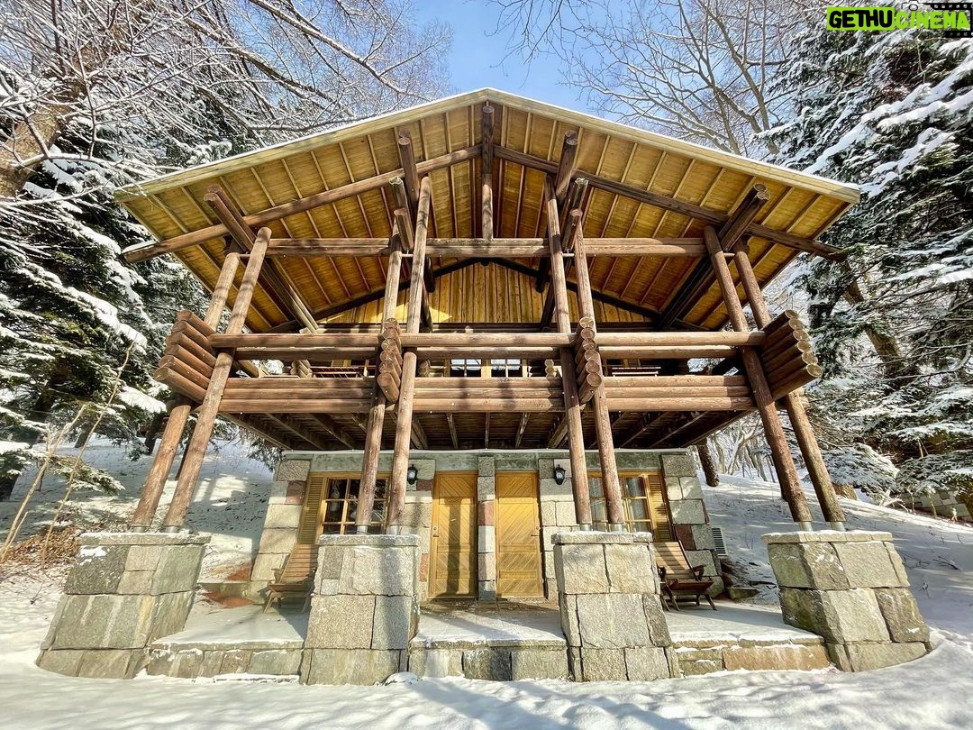 Jeffrey Cobb Instagram - Happy belated New Year to you all…. Stay safe and be warm… until then, enjoy me freezing in Hokkaido! #JeffCobb #AdventuresOfThatBrownGuy #HappyNewYear #Snow #Hokkaido #RestAndRecovery #VacationStay #AdventuresInJapan🇯🇵 NIDOM