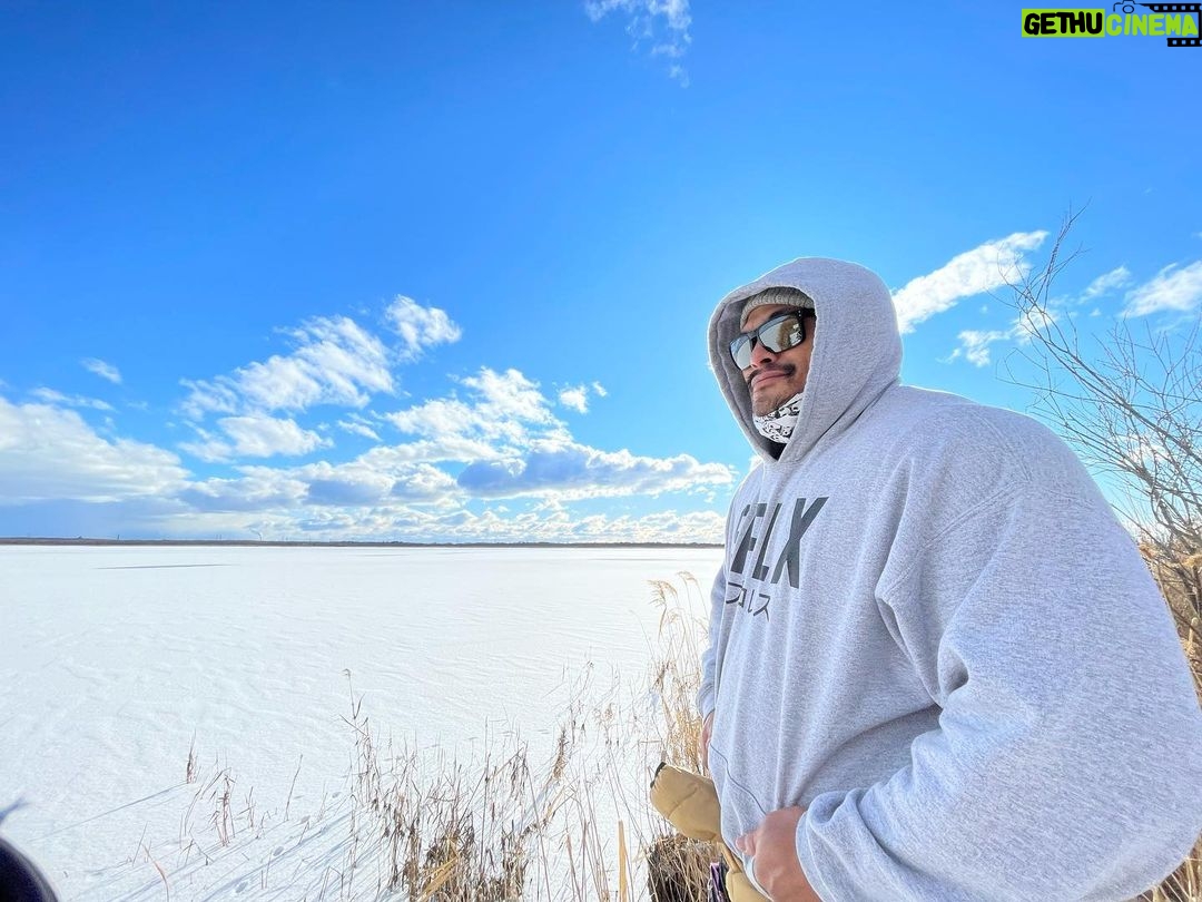 Jeffrey Cobb Instagram - Happy belated New Year to you all…. Stay safe and be warm… until then, enjoy me freezing in Hokkaido! #JeffCobb #AdventuresOfThatBrownGuy #HappyNewYear #Snow #Hokkaido #RestAndRecovery #VacationStay #AdventuresInJapan🇯🇵 NIDOM