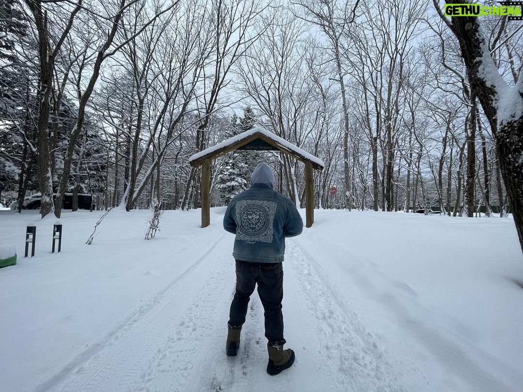 Jeffrey Cobb Instagram - Happy belated New Year to you all…. Stay safe and be warm… until then, enjoy me freezing in Hokkaido! #JeffCobb #AdventuresOfThatBrownGuy #HappyNewYear #Snow #Hokkaido #RestAndRecovery #VacationStay #AdventuresInJapan🇯🇵 NIDOM