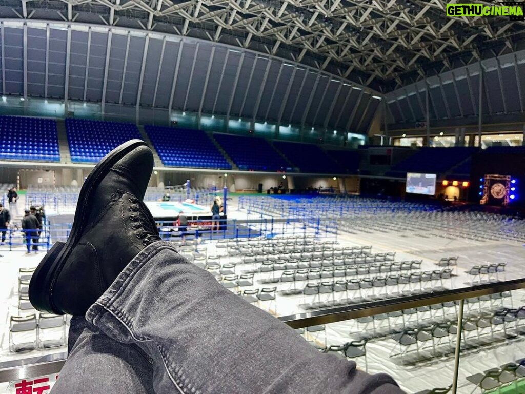Jeffrey Cobb Instagram - Tonight, the United Empire continues our reign of domination in Aomori! But now I’m chilling in my badass @thursdayboots before I dish out some Suplexes! #JeffCobb #UnitedEmpire #AssKickingBoots #thursdayboots #Japan #NJPW #SPLX 新青森県総合運動公園