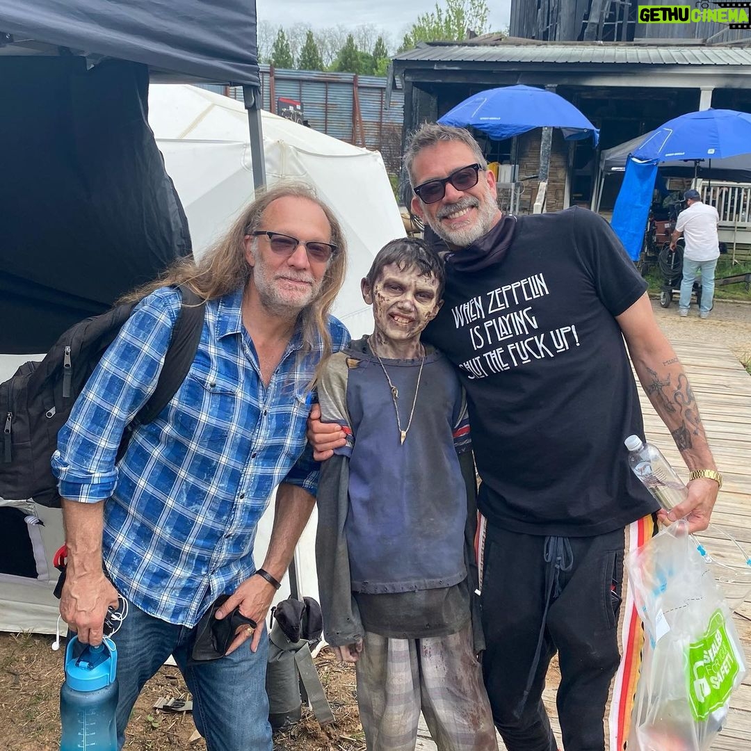Jeffrey Dean Morgan Instagram - Happy birthday to my brother, my friend, and one of the coolest, most talented, and loving people I know @gnicotero. Greg directed negans first appearance on the @amcthewalkingdead and now he’s directing my last. The adventures in between have been many… and I’ll not forget a moment. I love you brother. Thank you for everything… then, now, and in the future. Me and my family are eternally grateful to have you in our lives. HAPPY FUCKIN BIRTHDAY!! Xxjd