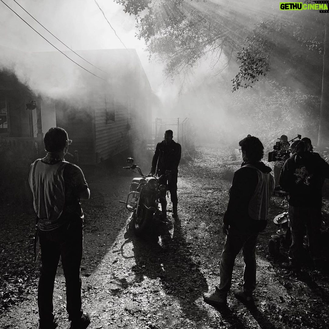 Jeffrey Dean Morgan Instagram - Tonight’s the night folks. “Here’s negan”. We sure hope you enjoy. Happy Easter, and love to all y’all. @amcthewalkingdead @thewalkingdead @amc_tv @hilarieburton @lbshadow #davidlesliejohnson-mcgoldrick @angelakkang @scottmgimple