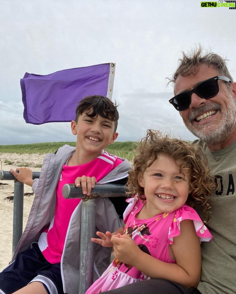 Jeffrey Dean Morgan Instagram - We escaped for a few days to Cape Cod, a tiny 400sq ft cottage on the sand. Magical. It’s our last night here, and don’t want it to end because it was just… perfect. @hilarieburton thank you. For everything. Always. To my punks… y’all kill me in the greatest of ways. Everyone is asleep now… kinda my time when I’m home. And with my time, I’m watching you all sleep. My favorite thing to do. Not creepy at all damn it. Xojd