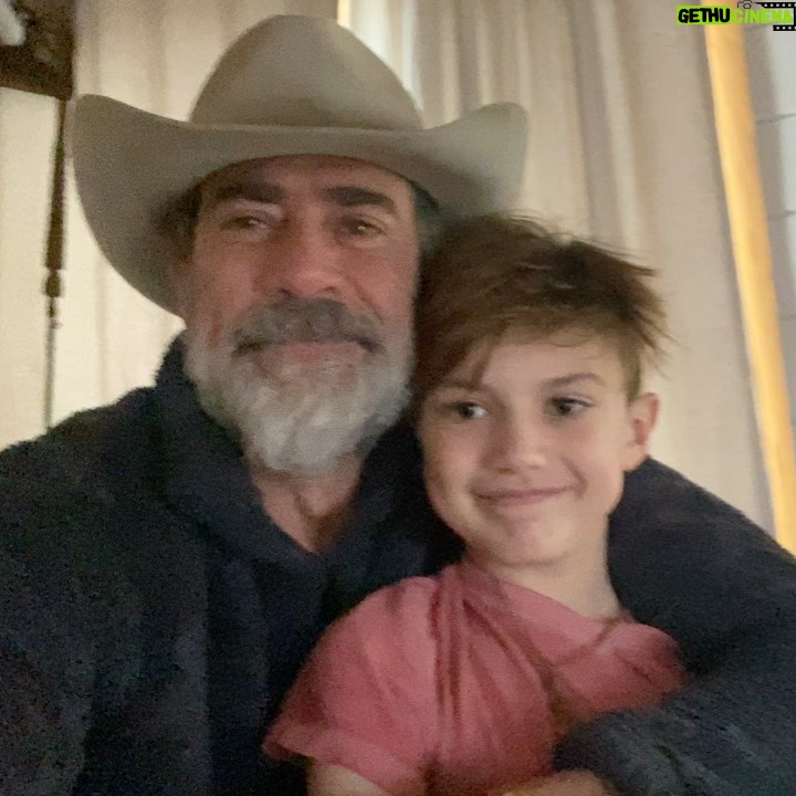Jeffrey Dean Morgan Instagram - Due to budgetary constraints we film our own commercials here for #fridaynightinwiththemorgans!! One take mind you. Tonight join myself, Gus, @hilarieburton the always wise and hilarious @cudlitz, the super talented and amazing @sarahwaynecallies, and our good friend, mentor, farming know it all Ed Hackett, @hackettfarm1! TONIGHT!! 10pm on AMC! @amc_tv @amctalkingdead @amcthewalkingdead also... jack, Diane, and some of my assy pals. Xojd