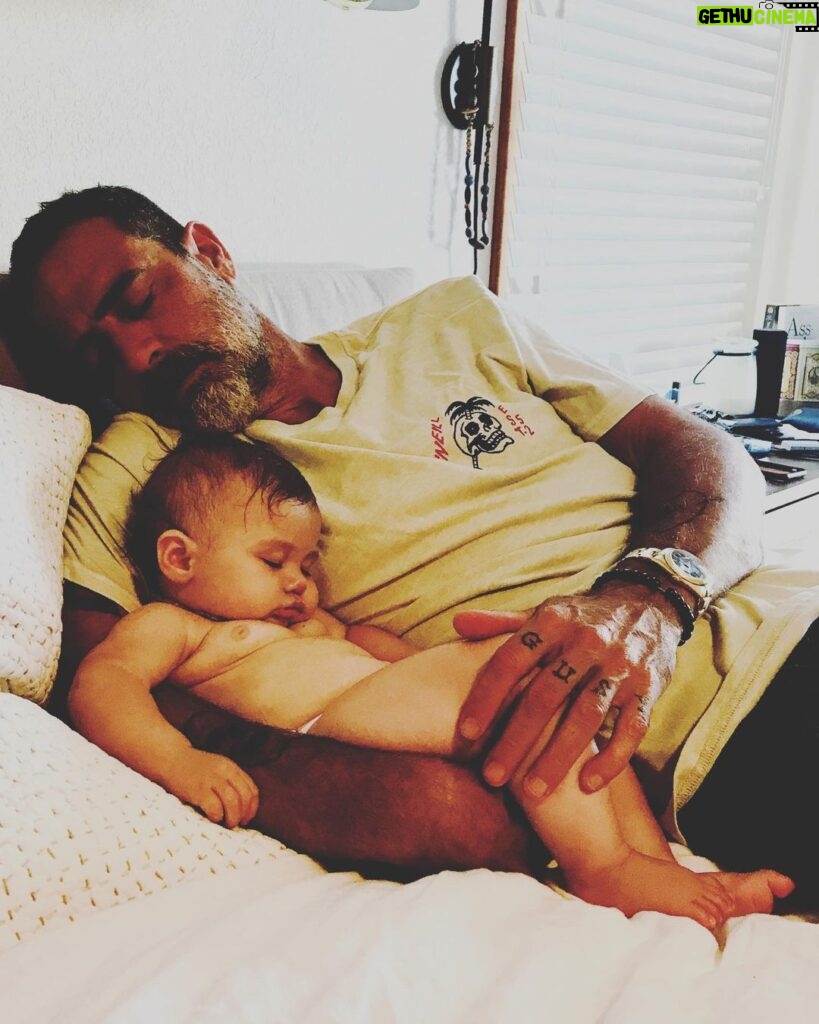 Jeffrey Dean Morgan Instagram - Found this pic yesterday... looking for norm photos actually... George was not quite 6 months old. Kills me how fast she’s grown... but she will forever own that nook between me and my arms. That’s her spot. She knew it then, and certainly knows it now. “Dada cuddlin!” My favorite two words. Boy... it’s easy to tell when I’m away from the family ain’t it? Much more chatty. Xxxjd&myprincess photo by mama @hilarieburton