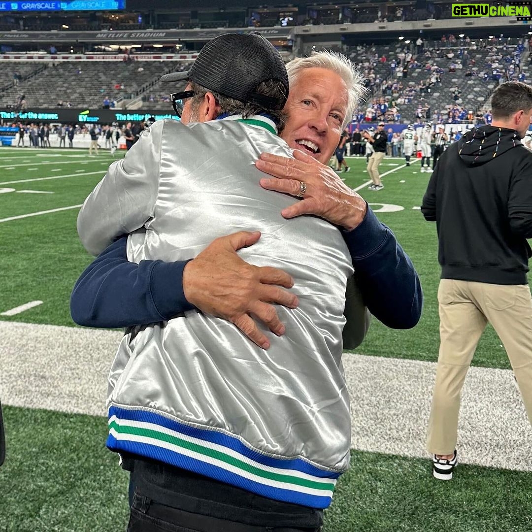 Jeffrey Dean Morgan Instagram - Found a familiar face on the east coast. 👋 @jeffreydeanmorgan MetLife Stadium