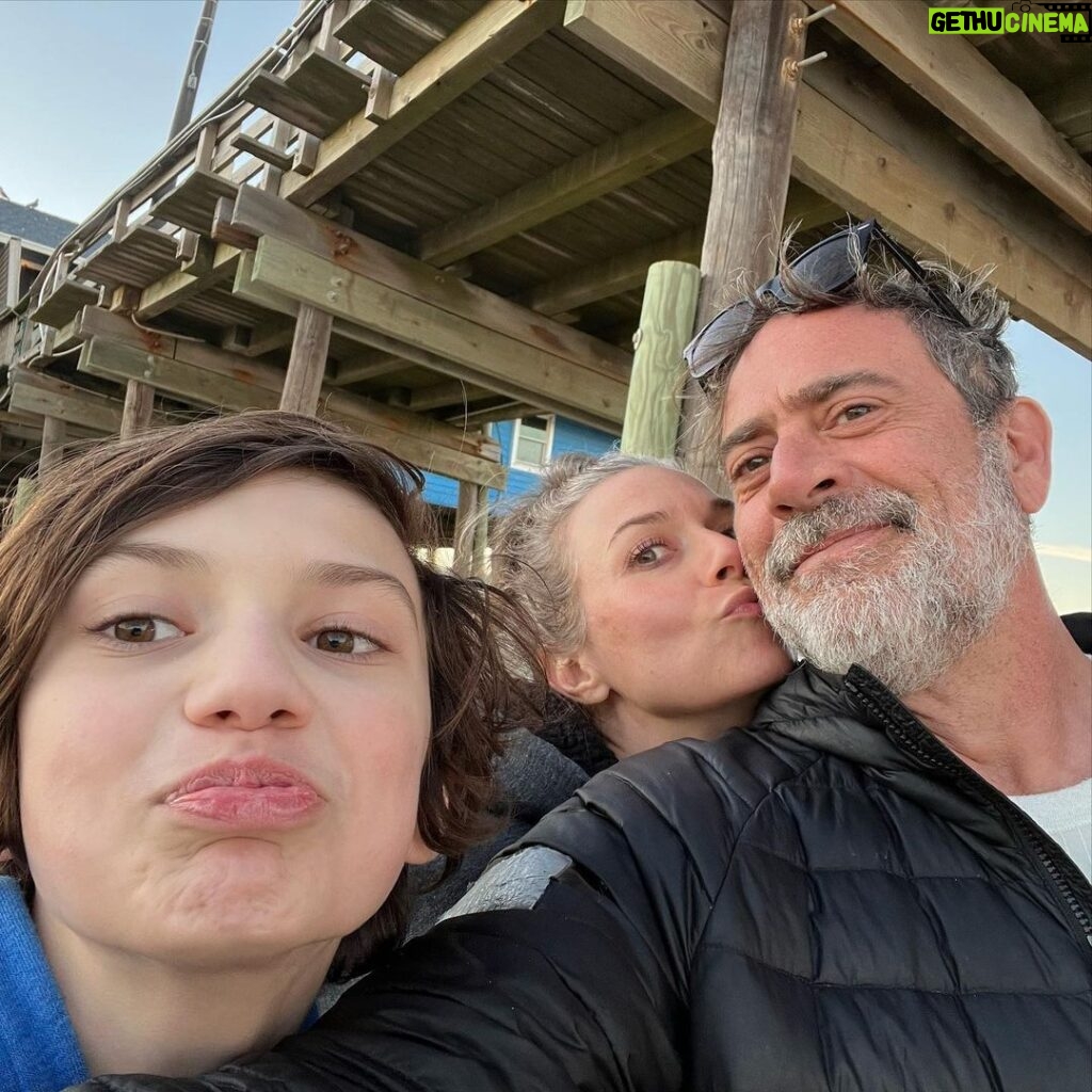 Jeffrey Dean Morgan Instagram - Can’t find many photos of me and @hilarieburton together, just us. We have two kids that if they even sense we having a moment? They rush in to bust it up. Dicks. Happy Valentine’s Day to my every second of the days valentine. I love you so damn much it’s ridiculous. Xxxx