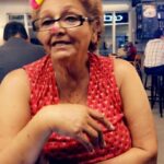 Jeirmarie Osorio Instagram - Mi #tbt es para mi mamita Irma que está fuera de esta dimensión. En mi experiencia, honestamente, no existen palabras de consuelo cuando se pierde una madre. Y más cuando tuviste la mejor relación que pudiste tener en este plano con ella. No existen. Si lo has vivido me entiendes... Si aún no te ha pasado, no te lo imaginas… por más que te “prepares”, o que entiendas el ciclo de la vida, o hayas perdido a alguien muy cercano. La madre y la figura materna es el vínculo más poderoso que existe y no se rompe con la muerte. Ya casi se cumplen 2 años de su partida y todavía agarro mi teléfono pensando que la tengo que llamar para avisarle que llegué bien. Yo me voy acostumbrando y apreciando los momentos hermosos que pudimos vivir juntas y los recuerdo con alegría. Sueño con ella a menudo y despierto llenita. Por eso es importantísimo fortalecer ese vínculo, porque el día que no esté, lo entiendes todo. Yo estoy bien. Me siento afortunada y bendecida de haber vivido un vínculo así. 🥰 Deseo que si tienes a tu mamita viva y contigo, le envíes un abrazote de mi parte y puedas vivir con ella momentos inolvidables. Acá le comparto un video del momento cuando abrí Snapchat y nos pusimos a jugar con los filtros. ¡Que tengan un jueves bello, bello, bello! ¡Les 🫶🏾! #mimamamemima