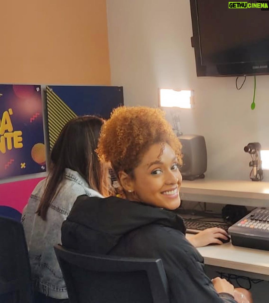 Jeirmarie Osorio Instagram - #Tbt Un poquito más de esta semana. Fui tan feliz contando sobre mi proyecto. 🥹 ¡Ahí vamos! 🤞🏾 Y la última foto, los enamorados… 😩 ¡¡Les mando amorrrrr y que tengan buen descanso Hoy!! Btw… ¿Ya oyeron los Remixes? 😎 ¿Qué les parecen? Está en todas las plataformas digitales. 😚 Bogotá D.C, Colombia