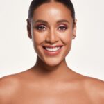 Jeirmarie Osorio Instagram - Empezando esta semana con una sonrisota… 😁 Deseando que tengan una gran semana y reciban de mi parte muy buenas vibras… de esas que hacen sonreír. ☺️ ¡Les 🤍! 📸: @the.ah.photo 💄: @georgeromerohs 💆🏾‍♀️: @peinadoecoco #beauty #beautyshot Bogotá D.C, Colombia