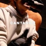 Jeirmarie Osorio Instagram - ¿Sabías que cantar eleva nuestra frecuencia? A veces cuando estamos tristes, no se nos antoja nada. Pero de pronto, recordar una canción que en algún momento nos gustó, podría alegrarnos un poco el día. Recuerdo el día que maquillé a mi mamá en su funeral. Ufff… Qué momento tan duro, pero no les miento, puse “La Vida Es Un Carnaval” de @celiacruz y el ambiente se transformó. Ya no me sentía tan triste, sino que recordaba a mi mami con alegría. A veces, canto cuando la recuerdo y me pongo down al extrañarla. En estos días la pienso más que nunca. Pero eso hace la musica: sanar. Les deseo un ombliguito de semana sabroso y lleno del amor de la Madre Naturaleza, que nos regala lo que necesitamos para vivir. 🌾 ¡Les amooooo! Gracias a este equipo por capturar pedacitos de mi filosofía de vida. @anger.29 @dylan__sierra