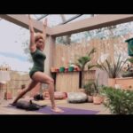 Jeirmarie Osorio Instagram - “Casa” es dondequiera que esté. 🤍 Acá ando disfrutando de la naturaleza, el Amor y la compañía de mis perritos tan amorosos. 🐕‍🦺 Deseo que siempre encuentres un espacio para llegar a “Casa”, tu centro. ✨ Hace 11 años encontré esta práctica y fue así como descubrí que el amarme es un trabajo diario y que la paciencia, más allá de tenerla con los demás, debe comenzar conmigo. 🙇🏾‍♀️ Si no has probado el yoga, te lo recomiendo. No sólo son posturas para verse bonito… es una filosofía… es una conexión mente-cuerpo que no se logra en el gym con repeticiones. Es estar presente en todos los sentidos. Y luego se va aplicando a otros aspectos de la vida. Las posturas siempre serán las mismas, pero tu mente es la que hace que cada movimiento tenga sentido diferente cada día. 🧘🏾‍♀️ Que disfruten su semana y encuentren espacio para ustedes. Así sean 5 minutos. Es muy necesario entre tanto caos diario. 😅 ¡Les 🫶🏾! #yoga #selfcare #selflove