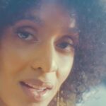 Jeirmarie Osorio Instagram - Recordando #Cariño, mi composición favorita de todos los tiempos. Crear este festejo-trap con mis amigos de LA en un momento tan oscuro en mi vida, fue tremendo regalo para mi. Siempre me emociona escucharla… y tocarla en vivo, ni se diga… Si no la has escuchado completa, está en todas las plataformas digitales. ¡Les deseo un jueves lleno de música y cosa rica! Y tú… ¿A quién llamas con el pensamiento y corazón? Uffff…. ¡Les 💛! #festejo #trap #afro #africa #peru #tbt
