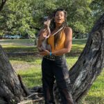 Jeirmarie Osorio Instagram - ¡Feliz día internacional del actor y del perro también! Me siento tan afortunada de haber elegido esta profesión y los amores caninos que hoy me acompañan... Vivo en gratitud, feliz y soñando. ¡Que tengan un sábado hermoso lleno de salud y buena energía! ¡Les 🤍! #fast5 #celia #unamaidenmanhattan #fastandfurious #porqueelamormanda #santadiabla #armasdemujer