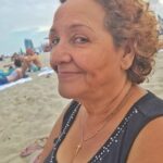 Jeirmarie Osorio Instagram - Mi #tbt es para mi mamita Irma que está fuera de esta dimensión. En mi experiencia, honestamente, no existen palabras de consuelo cuando se pierde una madre. Y más cuando tuviste la mejor relación que pudiste tener en este plano con ella. No existen. Si lo has vivido me entiendes... Si aún no te ha pasado, no te lo imaginas… por más que te “prepares”, o que entiendas el ciclo de la vida, o hayas perdido a alguien muy cercano. La madre y la figura materna es el vínculo más poderoso que existe y no se rompe con la muerte. Ya casi se cumplen 2 años de su partida y todavía agarro mi teléfono pensando que la tengo que llamar para avisarle que llegué bien. Yo me voy acostumbrando y apreciando los momentos hermosos que pudimos vivir juntas y los recuerdo con alegría. Sueño con ella a menudo y despierto llenita. Por eso es importantísimo fortalecer ese vínculo, porque el día que no esté, lo entiendes todo. Yo estoy bien. Me siento afortunada y bendecida de haber vivido un vínculo así. 🥰 Deseo que si tienes a tu mamita viva y contigo, le envíes un abrazote de mi parte y puedas vivir con ella momentos inolvidables. Acá le comparto un video del momento cuando abrí Snapchat y nos pusimos a jugar con los filtros. ¡Que tengan un jueves bello, bello, bello! ¡Les 🫶🏾! #mimamamemima