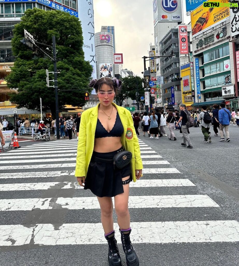 Jelai Andres Instagram - SHIBUYA CROSSING 🇯🇵🖤 (swipeleft) (Newly uploaded Japan vlog! You know where to find it! Visit na dun) link in bio.