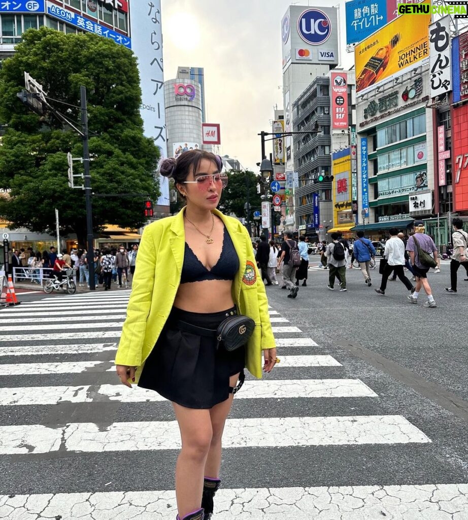 Jelai Andres Instagram - SHIBUYA CROSSING 🇯🇵🖤 (swipeleft) (Newly uploaded Japan vlog! You know where to find it! Visit na dun) link in bio.