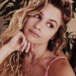 Jenna Boyd Instagram - Y’all ever get sad to leave a place because your hair just really thrives there? 🦁 Playas Del Coco