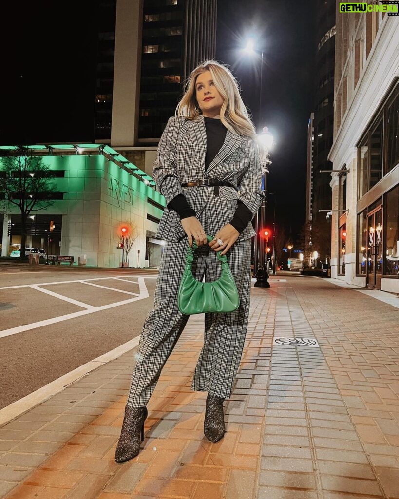 Jenna Boyd Instagram - Felt like a lil 🎄. Downtown Tulsa