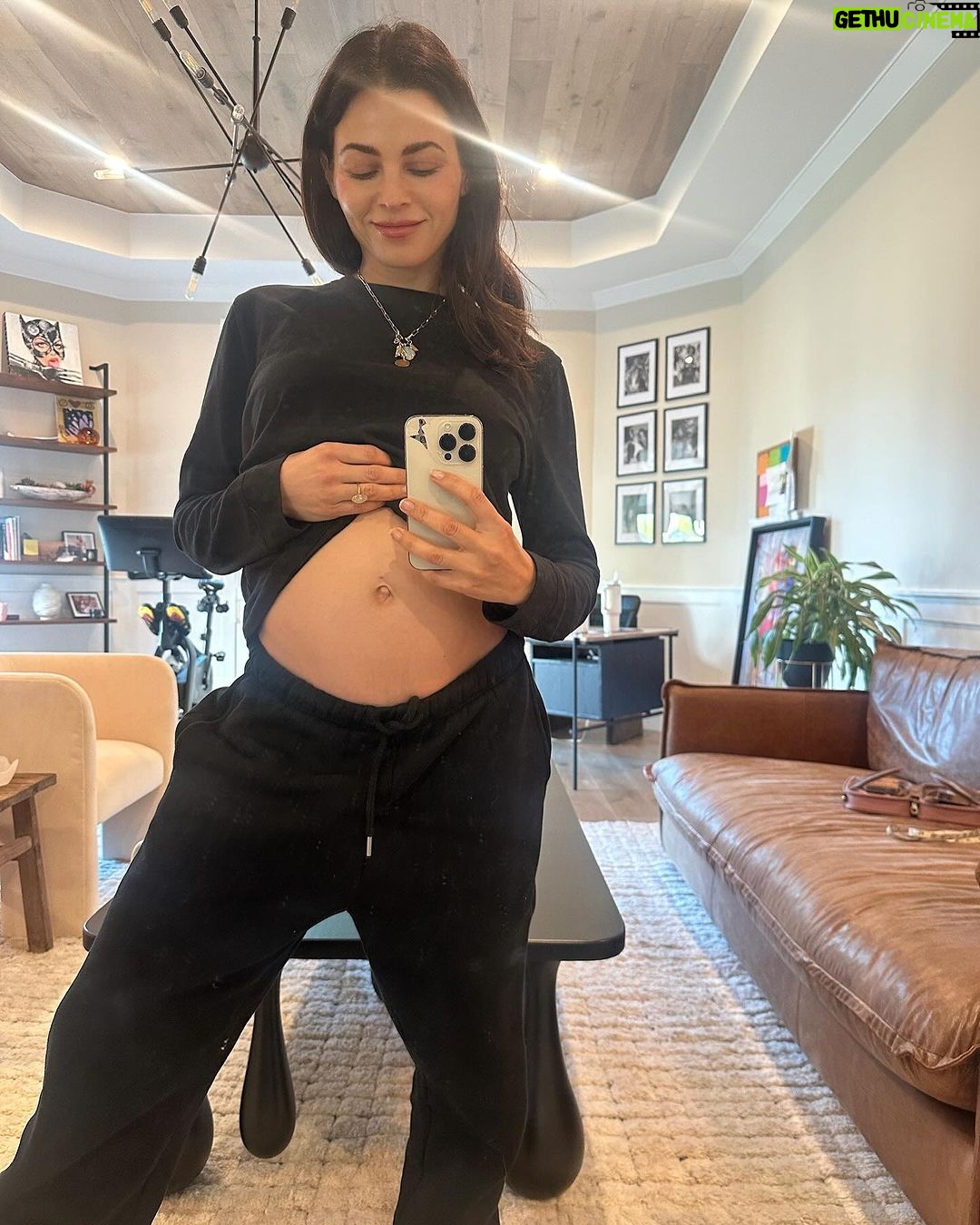 Jenna Dewan Instagram - January! (It’s my last time so yes i take bump pictures everywhere i can’t help myself 😅)