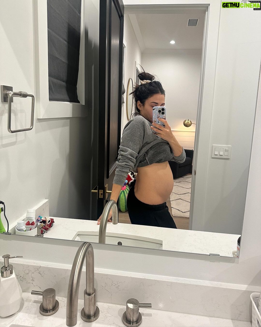 Jenna Dewan Instagram - January! (It’s my last time so yes i take bump pictures everywhere i can’t help myself 😅)
