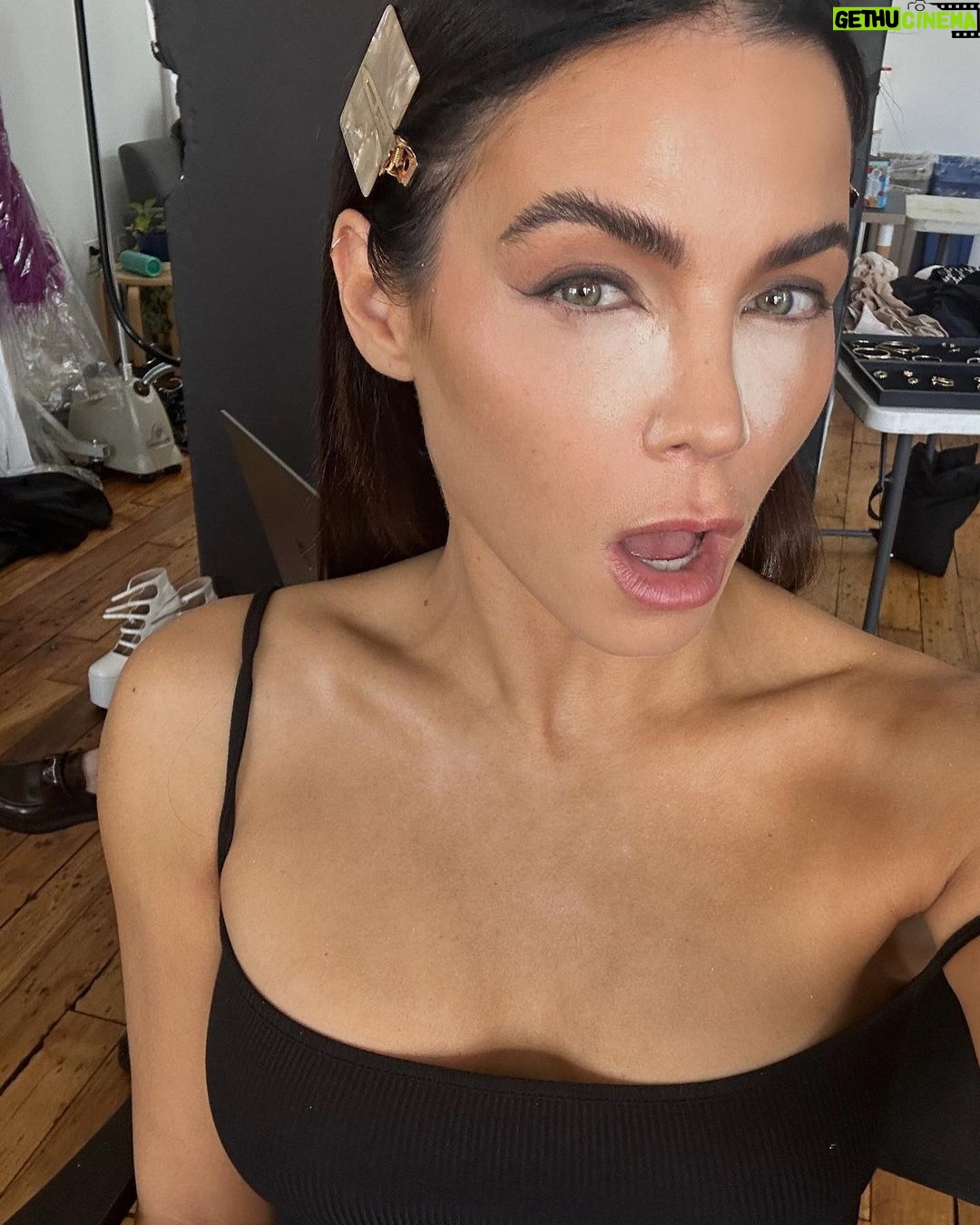 Jenna Dewan Instagram - They secretly love my witchy remedies 🧅