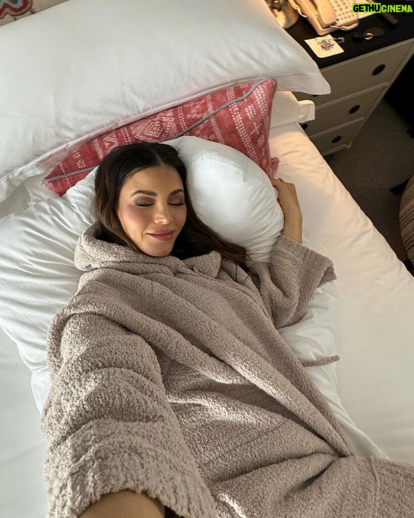 Jenna Dewan Instagram - … i’m pregnant, of course i packed my pregnancy pillow