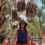 Jennifer Garner Instagram - I love meeting @onceuponafarm suppliers—and I’ll harvest dates for our products any time! 🌴👩🏻‍🌾☀️ I ♥️ farmers! Coachella Valley, California
