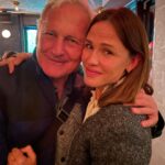 Jennifer Garner Instagram - If you are my person and you are on stage I’ll do what I can to see you. ♥️ @therealvictorgarber is my person. And on stage with incredible @jsmithcameron =⭐️♥️👏