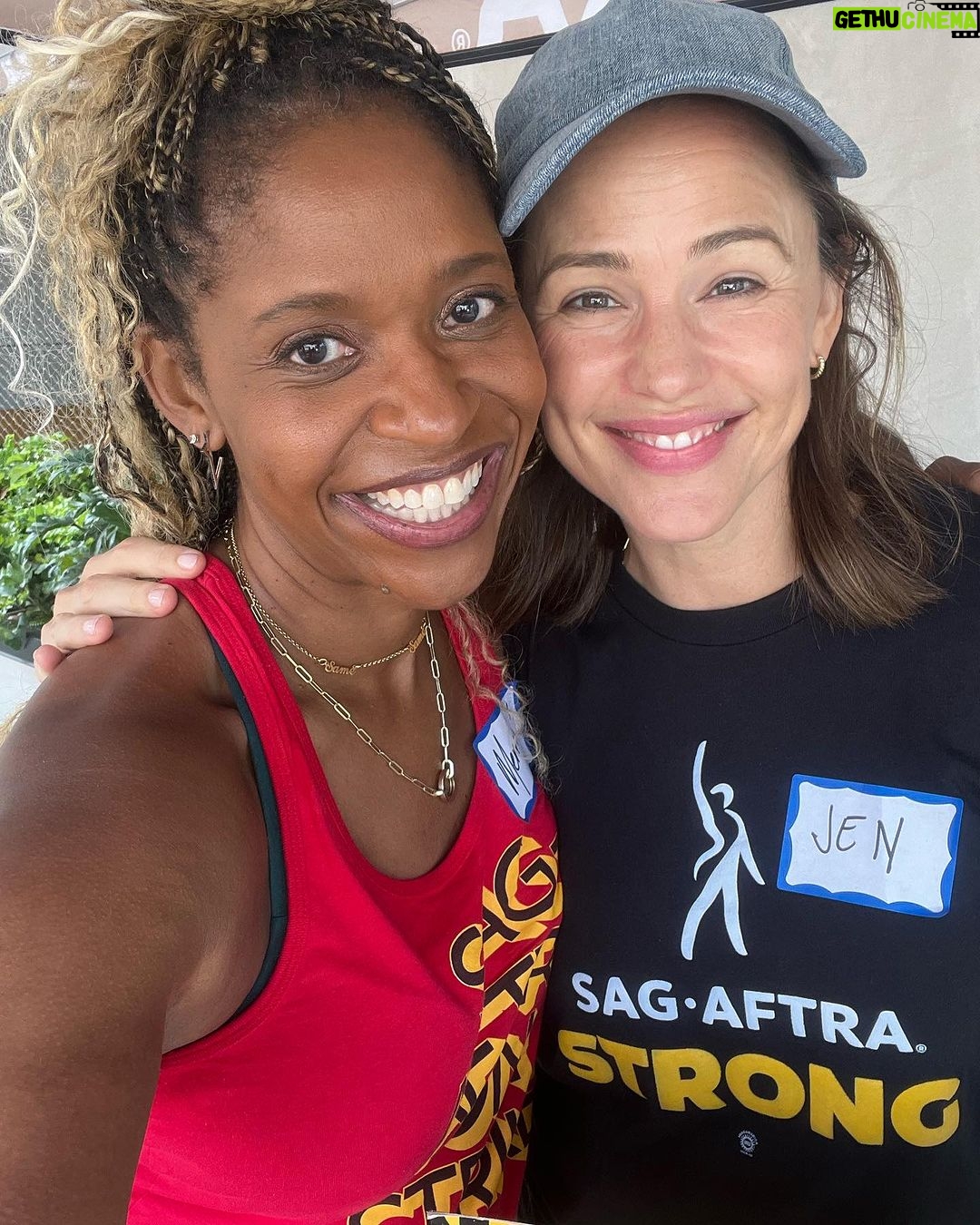 Jennifer Garner Instagram - We had coffee, but not coffee ice cream! #IYKYK Thank you for our picketing date, @realmerrindungey, I love you ♥️
