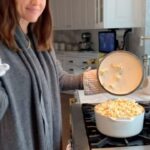 Jennifer Garner Instagram - From the archives for #NationalPopcornDay: my success rate in the kitchen is about 50%— except with popcorn. Today is my day. 💯🍿🤷🏻‍♀️🤗