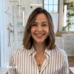 Jennifer Garner Instagram - For anyone who likes to let their hair air dry! 🙋🏻‍♀️ @virtuelabs has our no-effort solution: Virtue Purifying Leave-In Conditioner for lightweight hydration and detangling, Virtue 6-In-1 Styler for texture and protection from the elements— and both of them packed with Alpha Keratin 60ku for the extra boost of nourishment our hair deserves. Just apply post shower and GO! Say goodbye to your hair dryer and hello to a great hair day. ♥️ #VirtueLabs